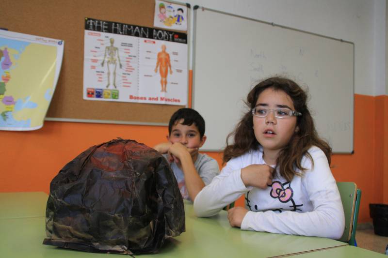 En el Colegio Público Taibique de El Pinar (El Hierro) construyen réplicas de rocas volcánicas y aprenden a conocerlas. Imagen: SINC