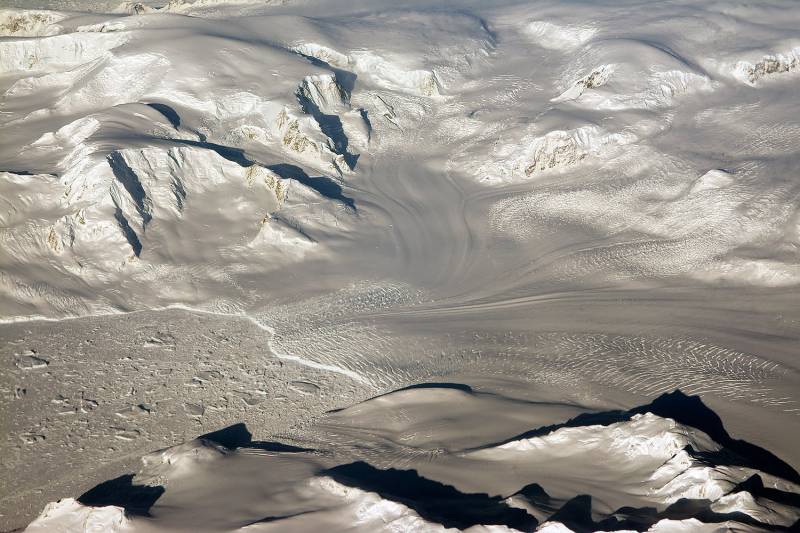 glaciares y montañas en el ocaso durante un vuelo de la operación IceBridge. / NASA