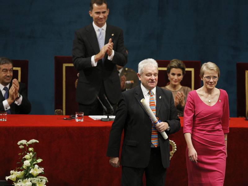 El premio Nobel de Medicina Sir Paul Nurse (primer término), presidente de The Royal Society, y su directora ejecutiva, Julie Maxton, tras recoger el premio Príncipe de Asturias de la Comunicación y Humanidades. / Efe