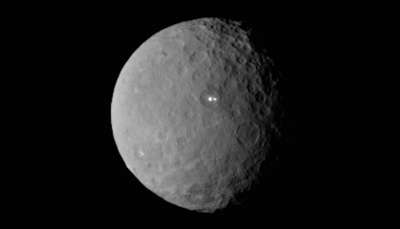 Imagen de Ceres tomada por la nave Dawn el pasado 19 de febrero, donde se observan las dos enigmáticas manchas luminosas. / NASA/JPL-Caltech/UCLA/MPS/DLR/IDA