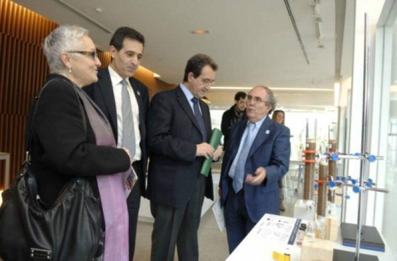 Uno de los experimentos que muestran en la Ventana.