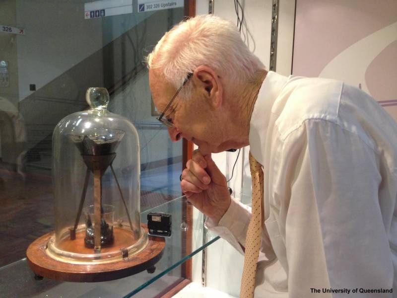 John Mainstone frente al experimento. / Universidad de Queensland 