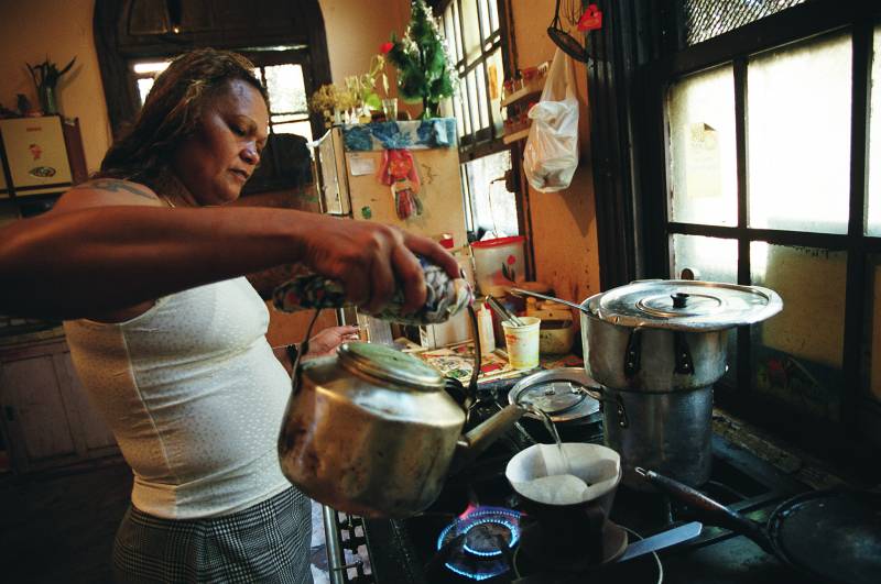 Mujer preparando café