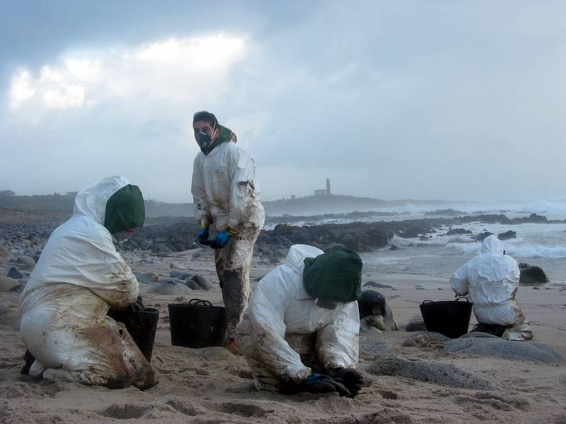 Costa da Morte (Galicia) tras el vertido del Prestige en 2002. Imagen: Stephane M. Grueso.  