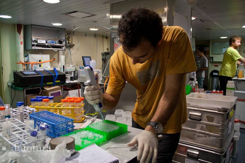 Laboratorio a bordo del buque Hespérides. Imagen: Almudena M. Castro