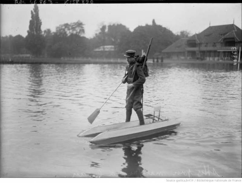 La imaginación para tomar la delantera en el frente no tenía límites, como este ingenio para patinar sobre el agua del ejército francés de dudosa eficacia en el campo de batalla. / Bibliothèque Nationale de France