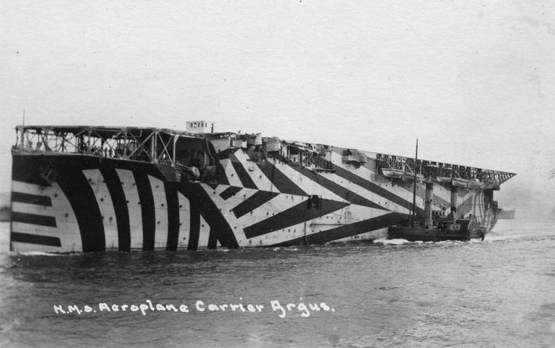 No solo era cuestión de camuflar a las personas, también era necesario ocultar a los objetos, aunque fuesen tan grandes como un portaaviones. En de la imagen –el británico HMS Argus, capaz de transportar 18 aviones– aparece pintado en camuflaje dazzle, una técnica pictórica aplicada desde los diseños cubistas –el arte del momento– para romper las líneas de los barcos en el mar. Su inventor fue el oficial Norman Wilkinson. / National World War I Museum