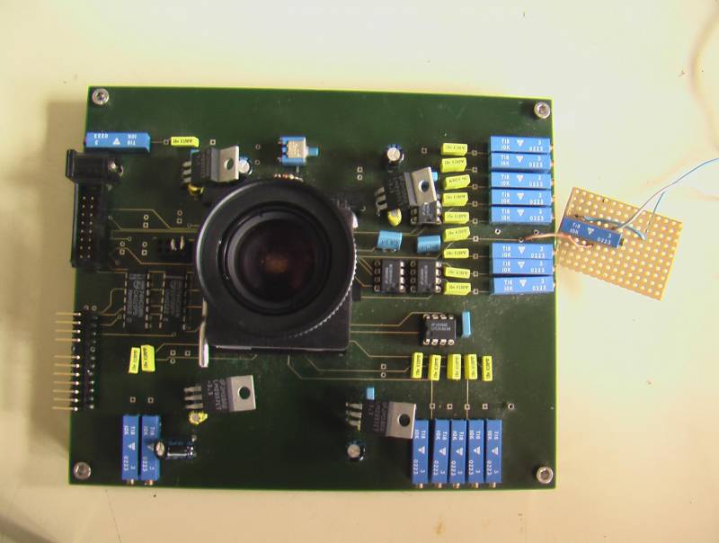 La “retina artificial” consiste en una lente unida a una placa de circuito