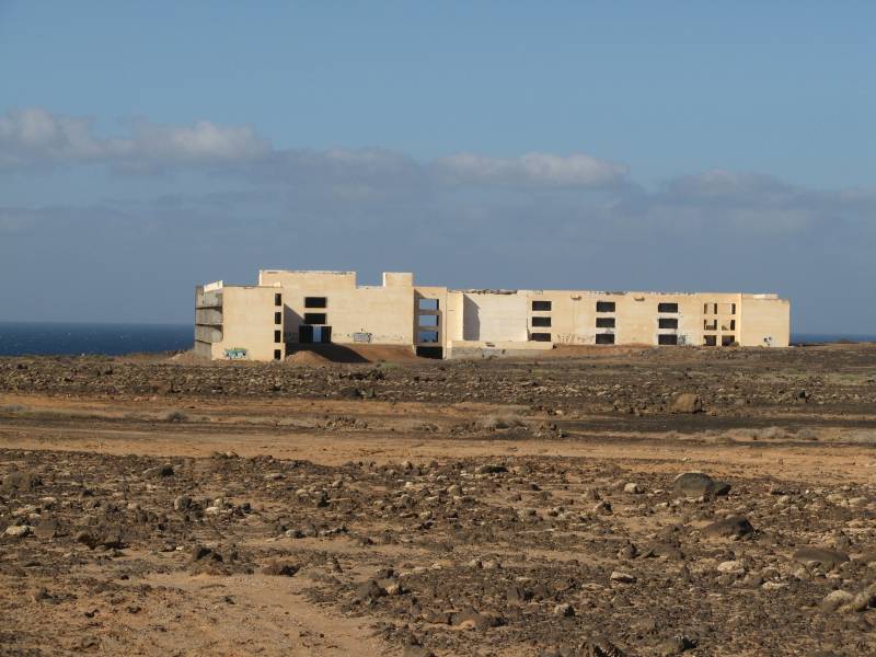 Panorámica de uno de los hoteles abandonados en plena construcción en la costa canaria