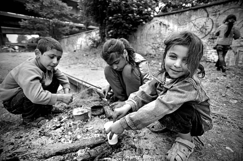 Niños gitanos jugando.