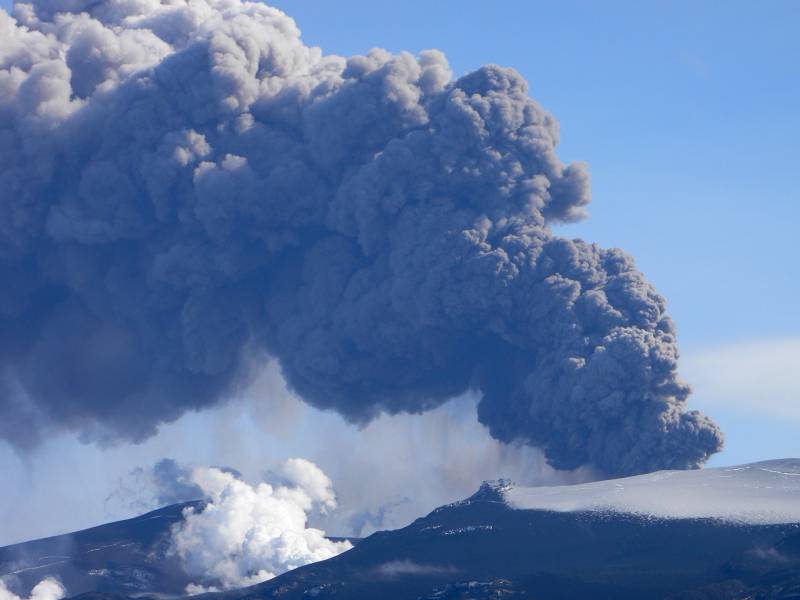 La erupción del volcán islandés no da tregua