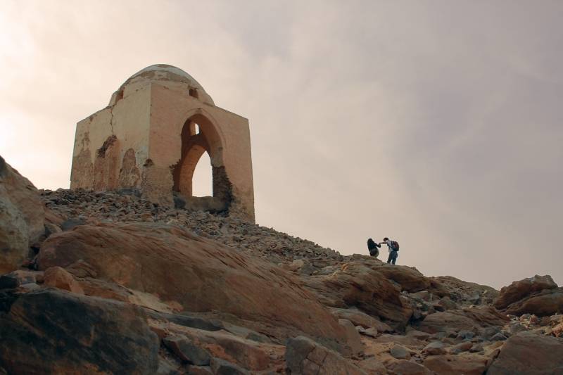 Un equipo español analiza un complejo funerario de grandes dimensiones en Asuán (Egipto)