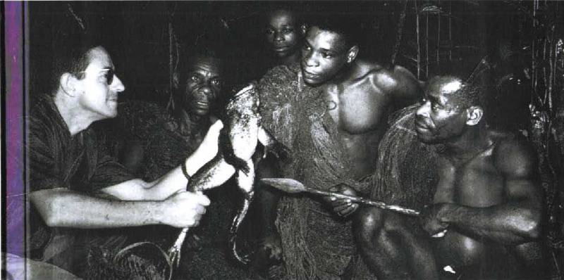 Jordi Sabater Pi con un ejemplar de la rana goliath./ Fundació Catalana per a la Recerca