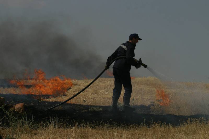 Bombero extinguiendo un incendio.