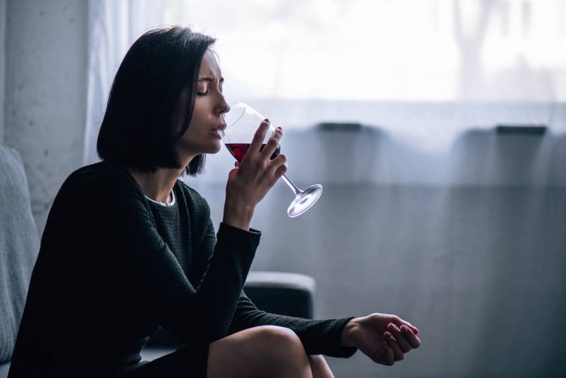 mujer bebiendo vino