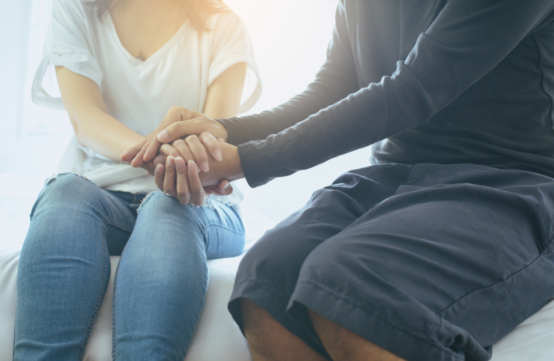 dos personas que hablan y se cogen de la mano