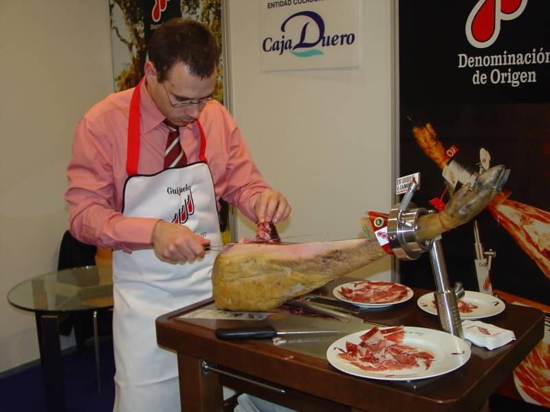 Un cortador de jamón, con una pieza de Guijuelo