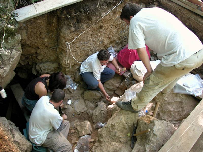 Trabajos en la Cueva de La Güelga, en Onís.