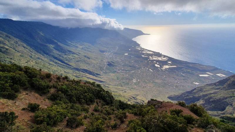 Valle de El Golfo desde el mirador de Jinama, en la isla canaria de El Hierro