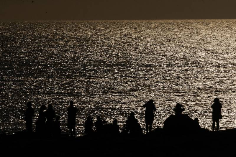 gente mirando el eclipse en España