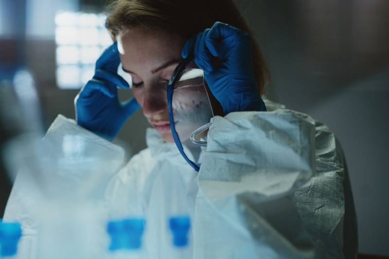 mujer en laboratorio