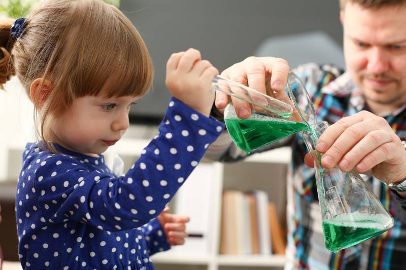 niña juega ciencia