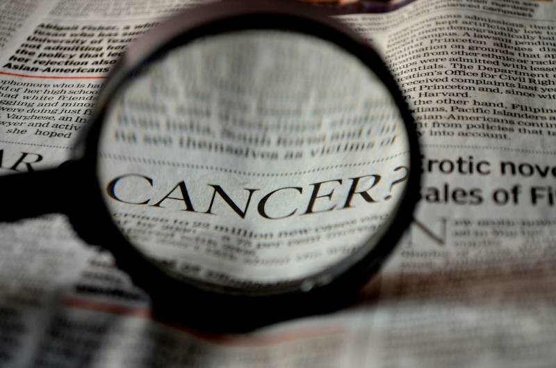 periódico con la palabra cáncer