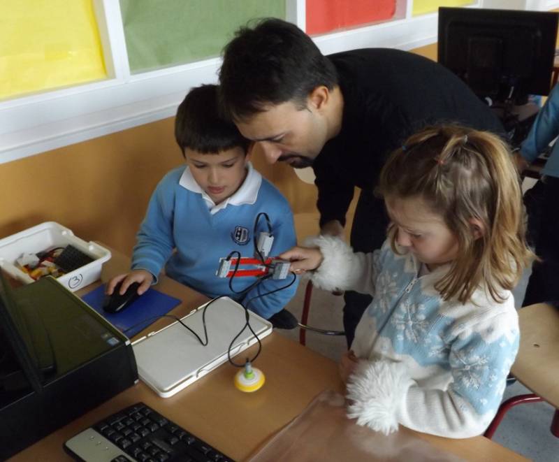 Anselmo Peñas, junto a dos pequeños inventores. Imagen: UNED.