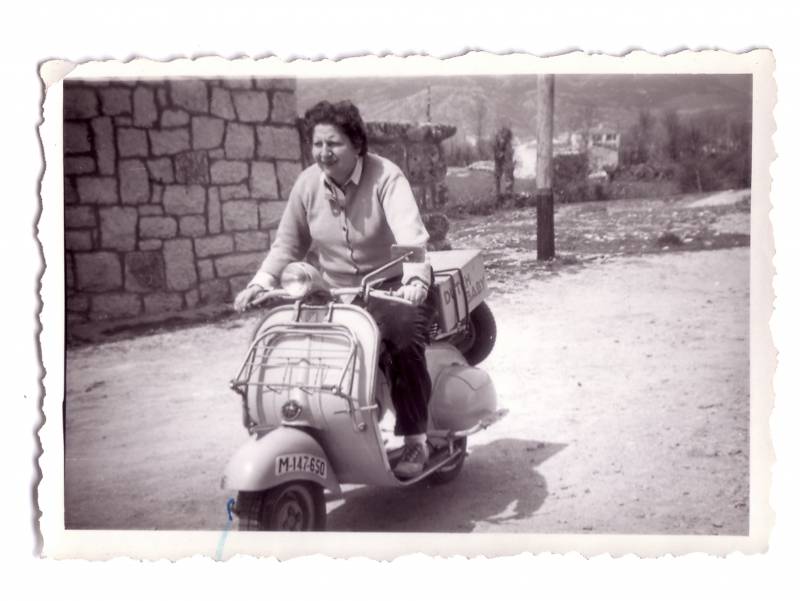 Gloria Fuertes en Chozas de la Sierra en la vespa que utilizaba en su biblioteca infantil ambulante, 1958. /Archivo Gloria Fuertes