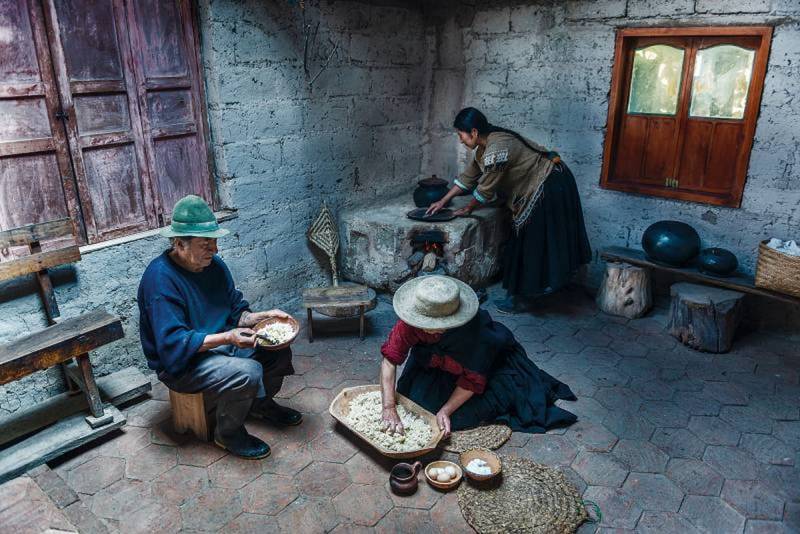 Familia Quizhpe-Guamán en San Lucas (cantón Loja, Ecuador), preparando alimentos provenientes de la chakra. / UTPL | Javier Vázquez