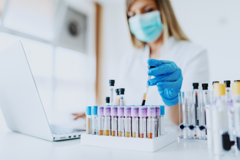 mujer en un laboratorio