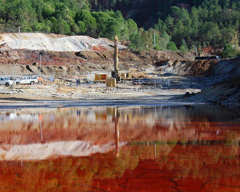 Zona de perforación cerca del nacimiento del río Tinto