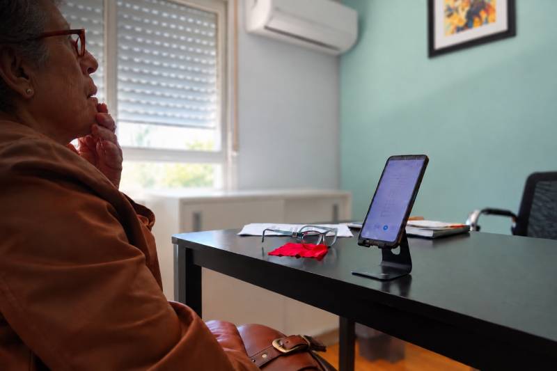 mujer hablando para el estudio