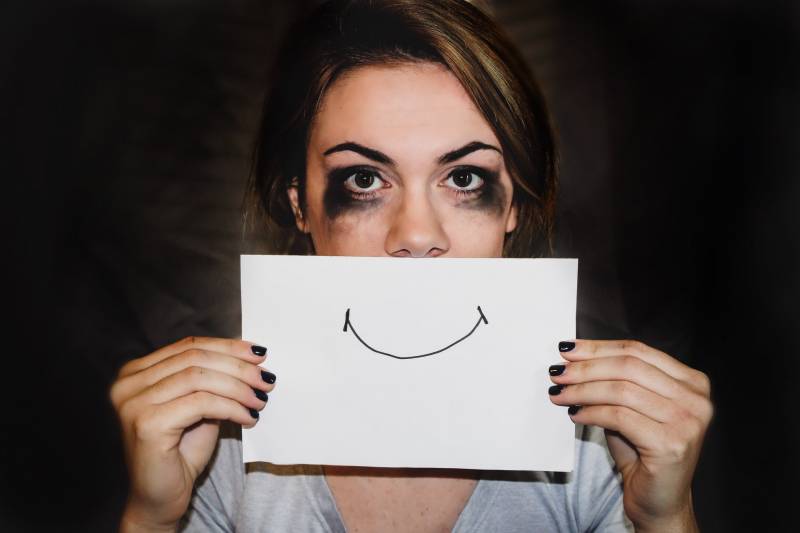 mujer dibujando una sonrisa