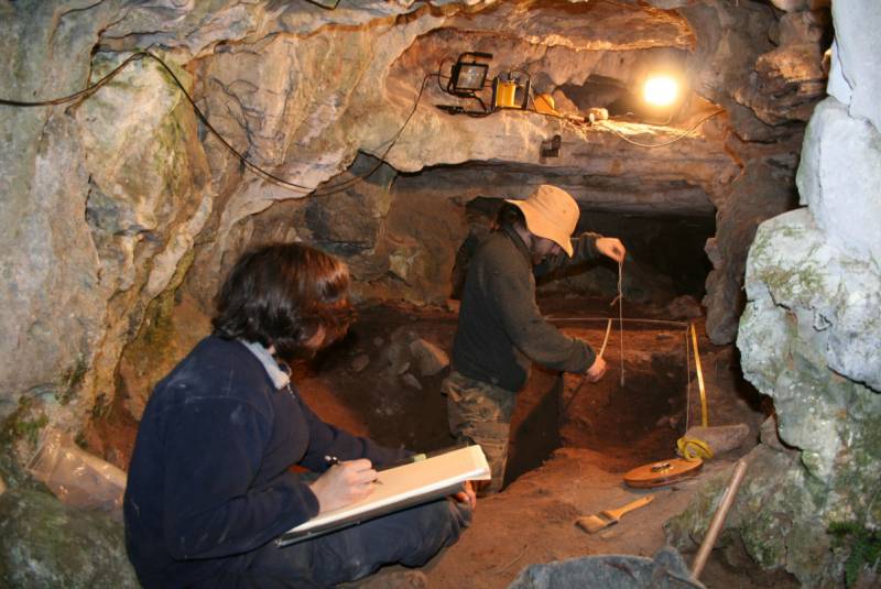 Una parte del equipo de la USC, en la cueva Valdavara.