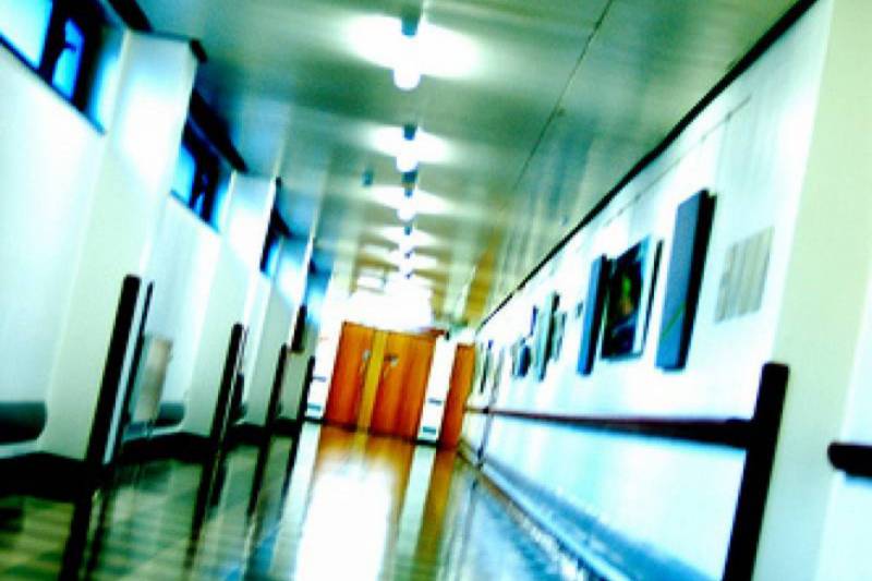 Imagen de un hospital con iluminación verde