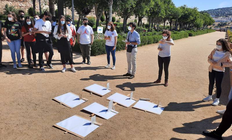 Estudiantes estimando la distancia de la Tierra al Sol