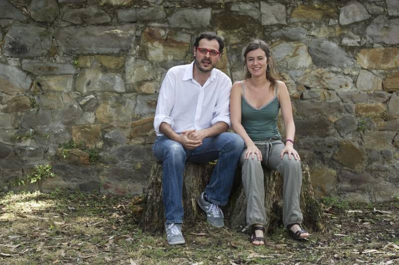Leire Urkidi con David Hoyos, compañero de Ekopol, en el campus de Sarriko de la UPV/EHU. Ambos trabajan en el proyecto BioRes.