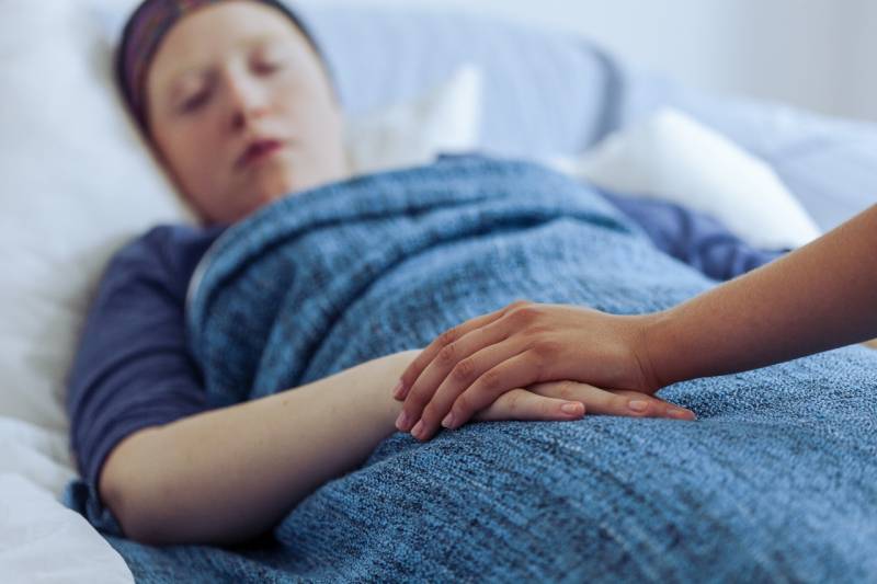 mujer enferma de cáncer en el hospital