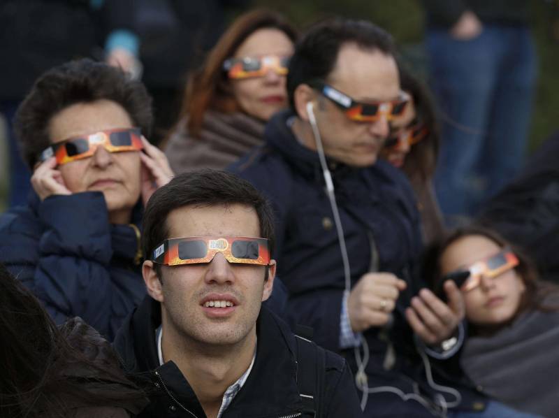 personas viendo el eclipse