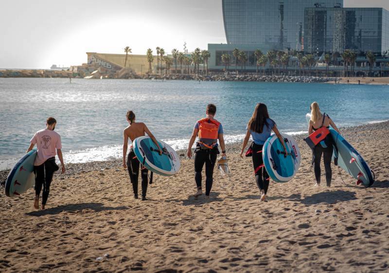 Voluntarios del proyecto en las playas de Barcelona. / Surfing for Science