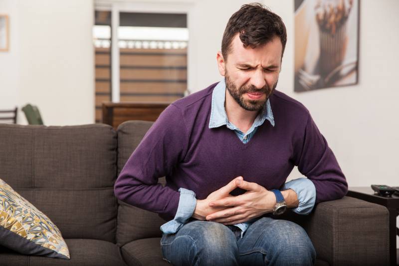 Hombre con dolor de estómago