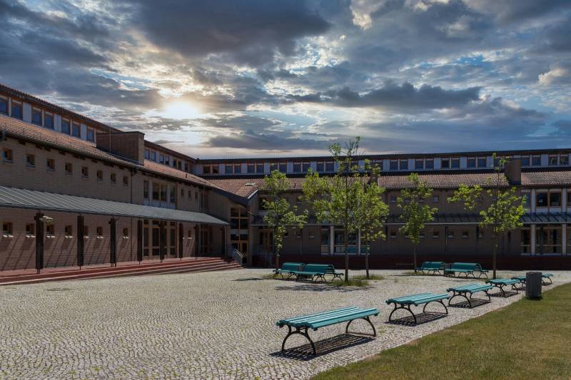 patio de un colegio al sol