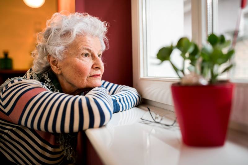 Mujer mirando por la ventana