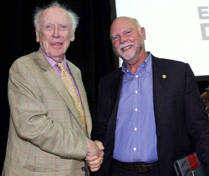 James Watson y Craig Venter se daban la mano ayer en el Trinity College de Dublín. Su relación de amor y odio aún continúa. Imagen: SINC 