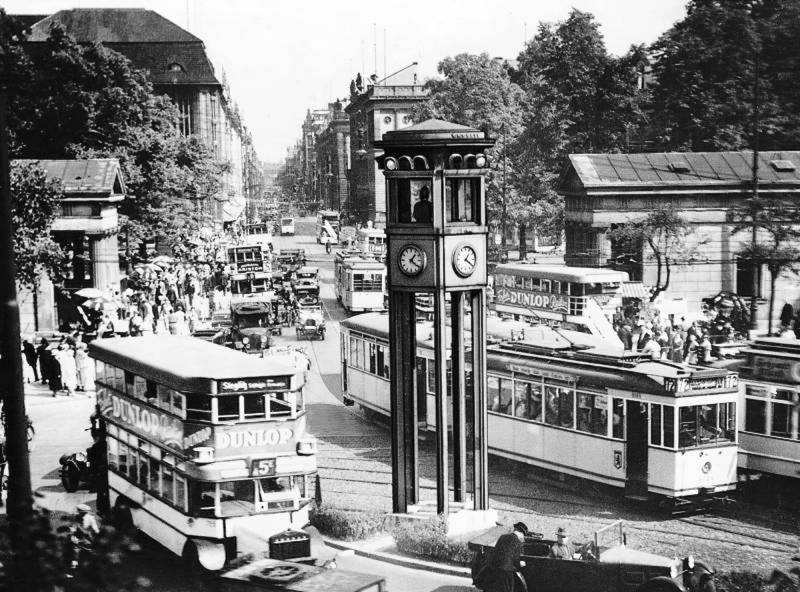 En 1924 se instaló el primer conjunto de semáforos operados de manera automática en la berlinesa Potsdamer Platz, que se ve en esta foto de 1936. / Siemens