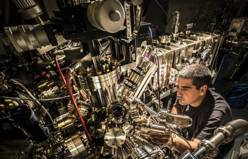 Carlos Escudero trabajando en la línea de luz CIRCE