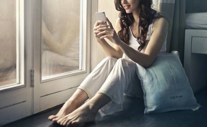 Mujer enviando mensajes de texto