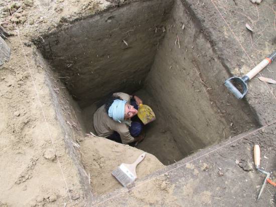 Alejandra Sánchez Polo, en una excavación de Ecuador. 