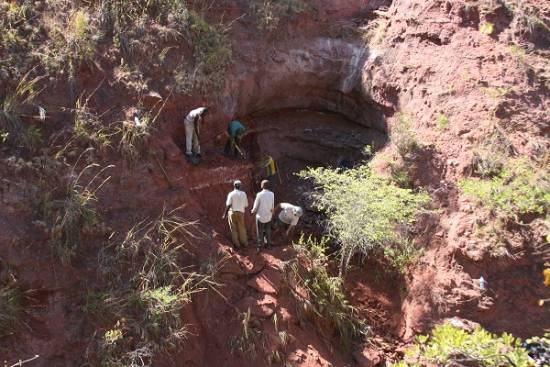 El equipo trabajó en una cantera empinada en la cuenca del Rift Rukwa para recuperar los fósiles. / Patrick O'Connor, de la Universidad de Ohio.